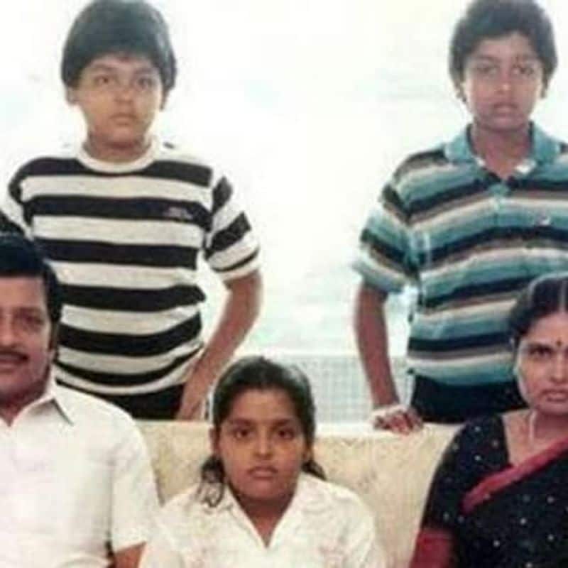சூர்யா கார்த்திக் மற்றும் குடும்பத்தில் இருக்கும் அனைவரும் சேர்ந்து எடுத்த புகைப்படம் இதில் அம்மா அப்பா தங்கை ஆகியோர் இனைந்து உள்ளார்கள் 