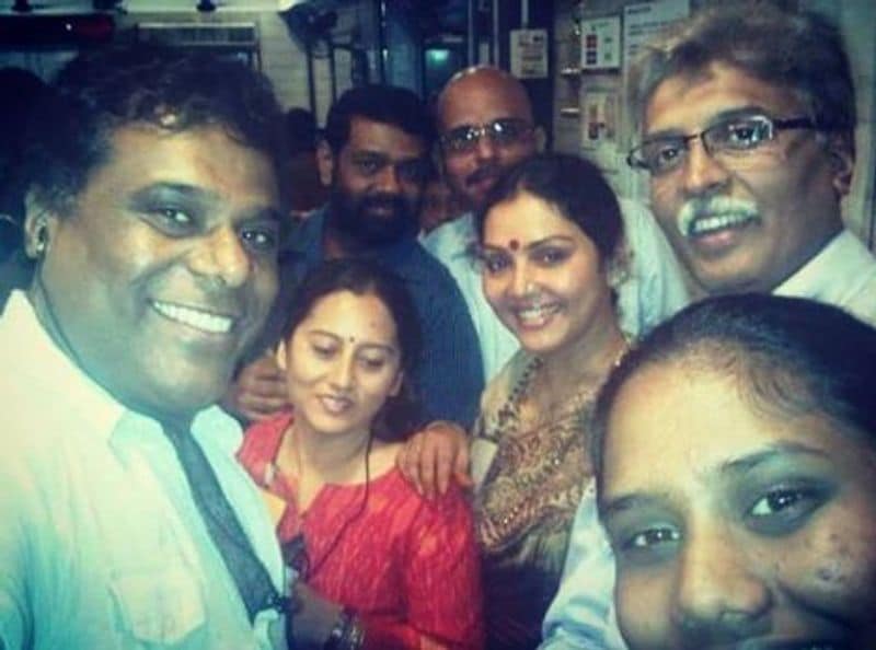 பாத்திமா பாபு, திரைப்படத்தில் நடித்த போது... படக்குழுவினருடன் சேர்ந்து எடுத்துக்கொண்ட புகைப்படம்.