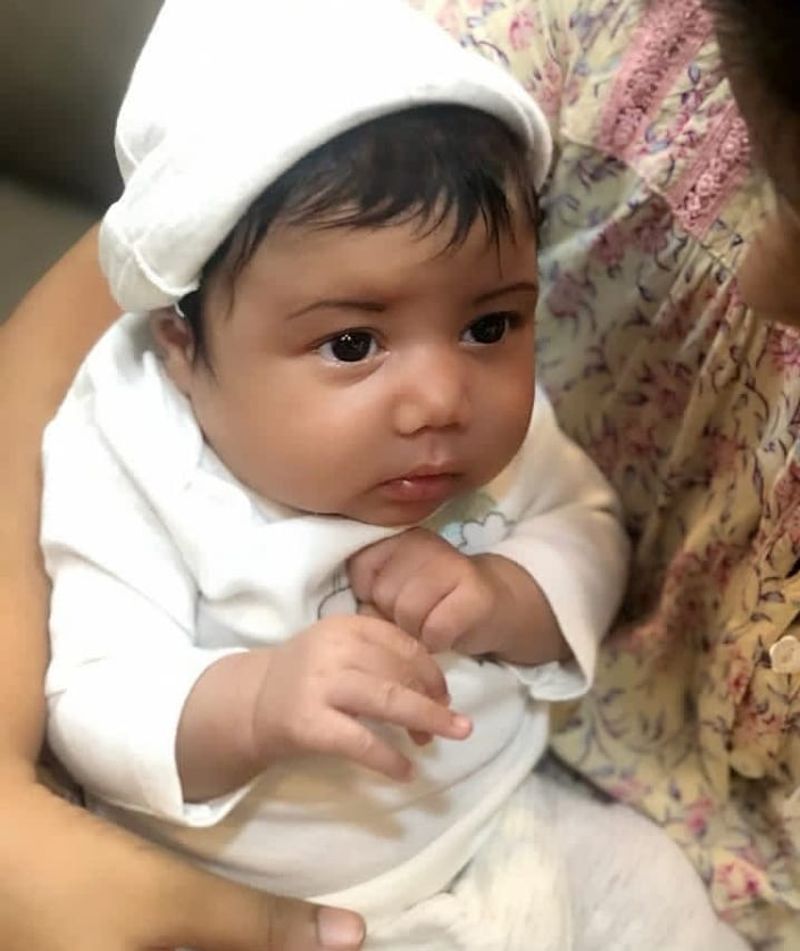 விஜய் தொலைக்காட்சியில் ஒளிபரப்பான ராஜா ராணி சீரியல் மக்களிடையே மிகப்பெரிய வரவேற்பை பெற்றது. இந்த தொடரில் செண்பா என்ற கதாபாத்திரத்தில் ஆல்யா மானசாவும், கார்த்தி என்ற கதாபாத்திரத்தில் சஞ்சீவ்வும் நடித்திருந்தனர். இந்த சீரியலில் காதலர்களாக நடித்த ஆல்யா மானசா, சஞ்சீவ்விற்கு இடையே நிஜத்திலும் காதல் பற்றிக்கொண்டது. மற்றவர்களை போல் இல்லாமல் இந்த இளம் ஜோடி தங்களது காதலை வெளிப்படையாக ஒப்புக்கொண்டது.