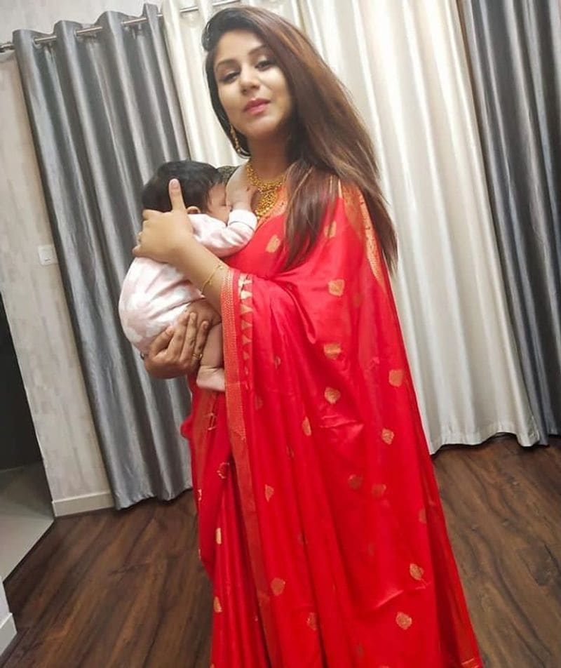 ஆல்யா மானசா வீட்டில் காதலுக்கு எதிர்ப்பு தெரிவிக்கப்பட்டதை தொடர்ந்து கடந்த ஆண்டு ரகசிய திருமணம் செய்து கொண்டனர்.இளசுகளை கவர்ந்த இந்த ஜோடி மீண்டும் வேறு ஏதாவது சீரியலில் ஒன்றாக இணைவார்கள் என்று ரசிகர்கள் எதிர்பார்த்து வந்த சமயத்தில், சஞ்சீவ் மட்டும் சீரியல்களில் நடிக்கத் தொடங்கினார். அதன் பின்னர் தான் ஆல்யா மானசா கர்ப்பமாக இருக்கும் செய்தி வெளியானது. இந்த தம்பதிக்கு சில மாதங்களுக்கு முன்பு அழகிய பெண் குழந்தை பிறந்தது. தங்களது செல்ல மகளுக்கு ஐலா சையத் என்று பெயர் வைத்துள்ளனர்.