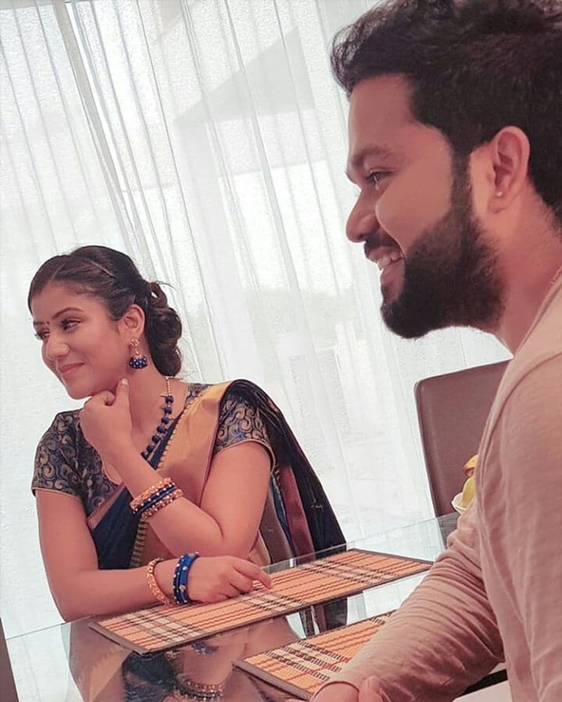 அவ்வப்போது குழந்தையின் புகைப்படத்தை சஞ்சவ், ஆல்யா தம்பதியினர் தங்களது சோசியல் மீடியா பக்கங்களில் பகிர்ந்து வந்தனர். சமீபத்தில் கூட கைக்குழந்தையுடன் ஆல்யா தனது பிறந்தநாளை கொண்டாடிய வீடியோ வெளியாகி வைரலானது. அதேபோல் சில நாட்களுக்கு முன்பு குட்டி பாப்பா ஐலா சையத்தை சஞ்சீவ் தனது கையில் வைத்திருப்பது போன்ற போட்டோ ஒன்றும் லைக்குகளை வாரிக்குவித்தது.