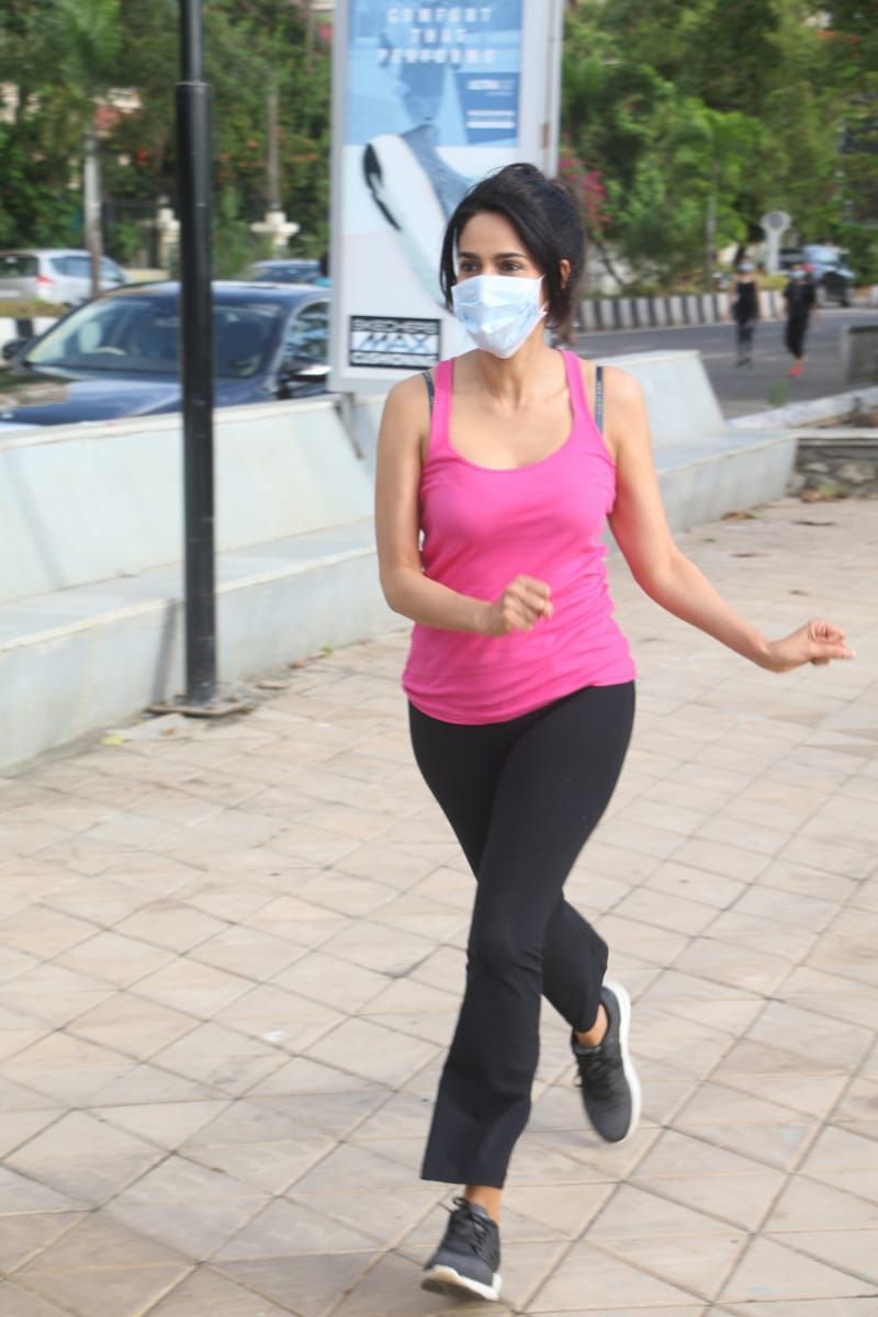 செம்ம ஸ்டைலிஷ் ஜாக்கிங்