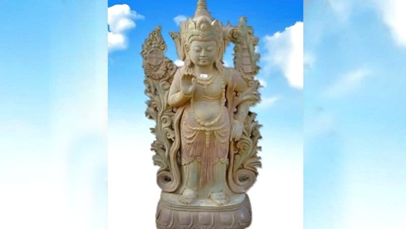 लकड़ी की मूर्ति
सूर्य देव की लकड़ी से बनी मूर्ति घर रखने और रोज उसकी पूजा करने से घर-परिवार और समाज में मान-सम्मान बढ़ता है। भाग्य का साथ मिलता है।
