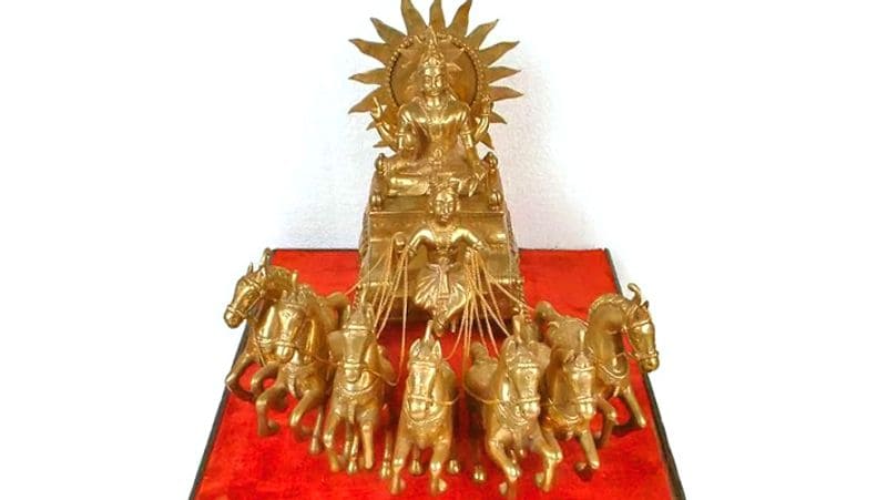 सोने से बनी मूर्ति
सोने से बनी सूर्य प्रतिमा घर में रखने और उसकी पूजा करने से घर में धन-धान्य बढ़ता है, सुख-समृद्धि बनी रहती है।
