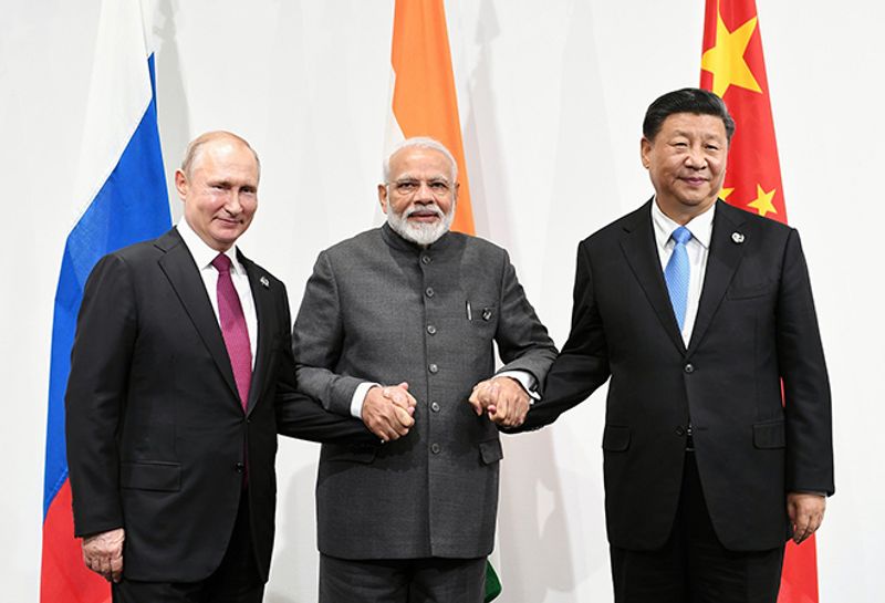 भारतीय पत्रकारों के साथ वीडियो कॉन्फ्रेंसिंग में कोसाचेव ने कहा, दुनिया के प्रभावशाली और मजबूत देश इस समिट की चर्चा में हिस्सा ले सकते हैं। चीन इसका उदाहरण है। लेकिन अमेरिका ने भारत और रूस को बुलाया है लेकिन चीन को आमंत्रण नहीं दिया। इससे संदेह की स्थिति पैदा होती है। 
