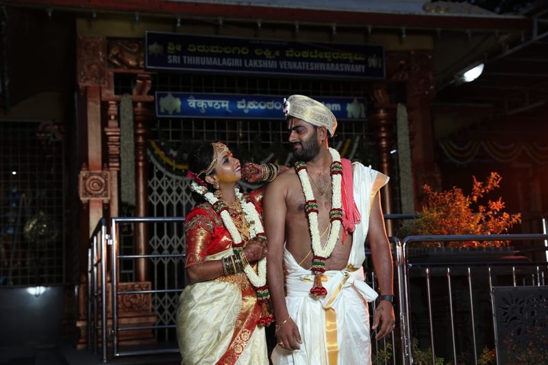 ಇಂದು ಬೆಂಗಳೂರಿನ ಜೆ.ಪಿ.ನಗರದ ವೆಂಕಟೇಶ್ವರ ಸ್ವಾಮಿ ದೇವಸ್ಥಾನದಲ್ಲಿ ಸರಳವಾಗಿ ವೈವಾಹಿಕ ಬದುಕಿಗೆ ಕಾಲಿಟ್ಟಿದ್ದಾರೆ.