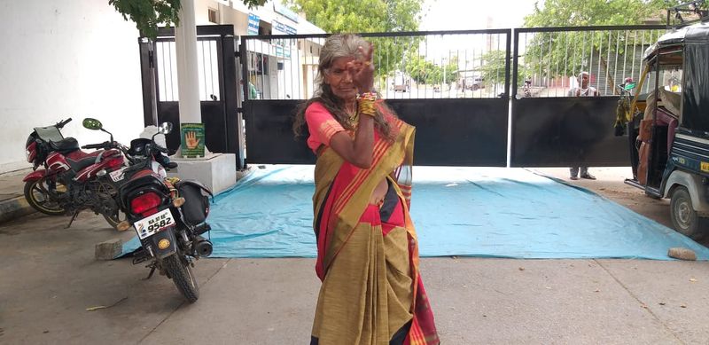 ಶ್ರೀ ಚೆನ್ನಬಸವಸ್ವಾಮಿ ಮಠದಲ್ಲಿ ಊಟ ವಸತಿ ವ್ಯವಸ್ಥೆ ಮಾಡಿಕೊಂಡು, ಕೈಯಲ್ಲಿ ಗಡಿಯಾರ ತಲೆಗೆ ಹೂ, ಕೈತುಂಬ ಬಳೆ ಹಾಕಿಕೊಂಡು ರಸ್ತೆ ಅಲ್ಲದೇ ವಿವಿಧ ವೃತ್ತಗಳಲ್ಲಿ ಡ್ಯಾನ್ಸ್ ಮಾಡುವ ಗಂಗಮ್ಮ