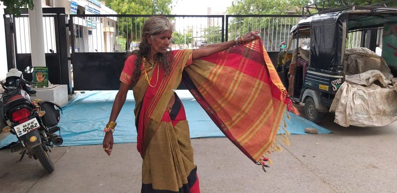 ಗಂಗಾವತಿ ನಗರದ ಎಪಿಎಂಸಿ ರಸ್ತೆಯ ಮಾರ್ಗದಲ್ಲಿ ಯುವಕರ ಮೊಬೈಲ್ಗಳಿದ ಹಾಡುಗಳನ್ನು ಹಾಕಿಸಿಕೊಂಡು ಭರ್ಜರಿ ಡ್ಯಾನ್ಸ್ ಮಾಡಿದ ಅಜ್ಜಿ
