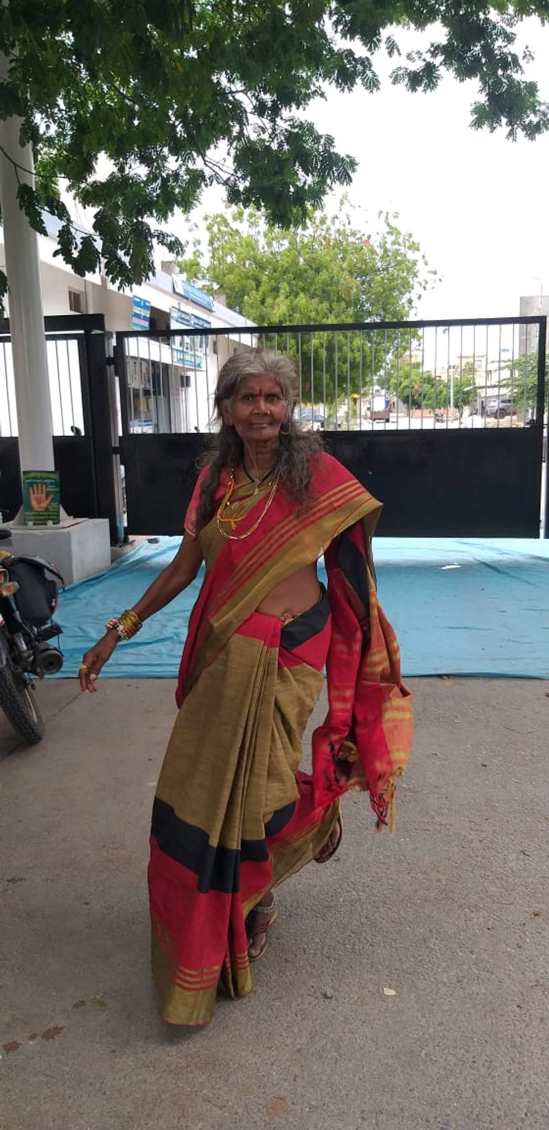 ಮಹಿಳೆಯ ಡ್ಯಾನ್ಸಿಗೆ ಬಹಳಷ್ಟು ಯುವಕರು ಕುಣಿದಾಡಿದ್ದಲ್ಲದೆ ಟಿಕ್ಟಾಕ್ ಮಾಡಿ ಗಮನ ಸೆಳೆದಿದ್ದಾರೆ