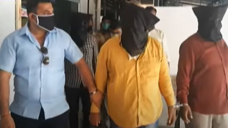 पुलिस ने आरोपियों के खिलाफ एससी/एसटी एक्ट के तहत भी मामला दर्ज किया है।