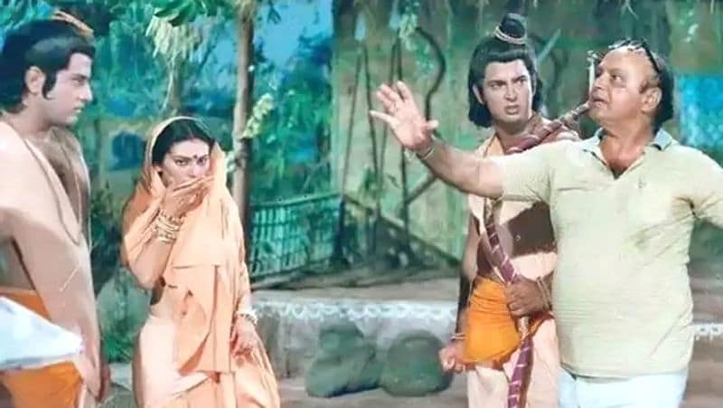 तभी अजीत ने पेड़ पर लटके एक मोटे सांप की तरफ इशारा किया। इसके बाद तो हम सभी अपनी जान बचाने के लिए वहां से फौरन निकल लिए। 