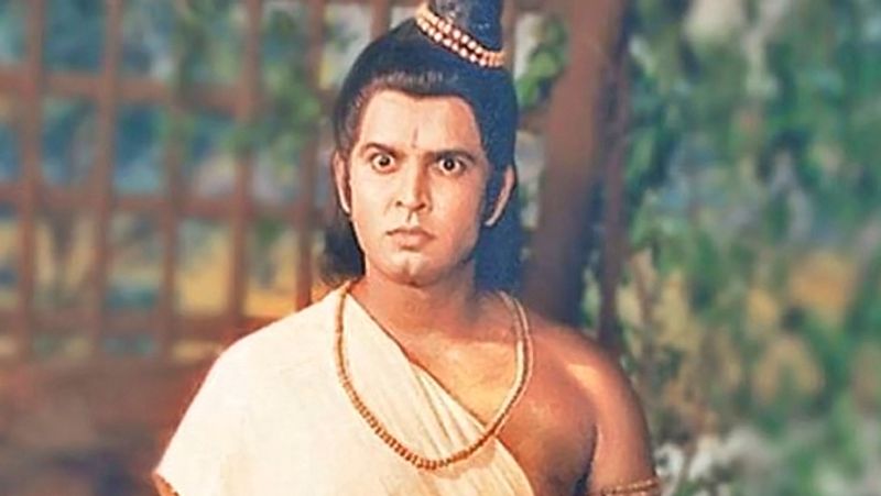 बता दें कि इससे पहले सुनील लहरी ने उस दौरान का किस्सा भी बताया था, जब हनुमान जी का सीक्वेंस ज्यादा शूट होना था। इस दौरान विजुअल इफेक्ट्स की वजह से शूटिंग में ज्यादा वक्त लग रहा था तो मैं खाली समय का फायदा उठाकर रामलीला देखने दिल्ली आ गया। इस दौरान भीड़ उनसे मिलने और ऑटोग्राफ लेने के लिए टूट पड़ी। इस दौरान मेरा कुर्ता भी फट गया था।