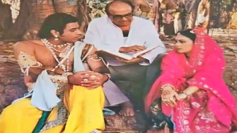 शूटिंग के दौरान अरुण गोविल और दीपिका चिखलिया को सीन समझाते रामानंद सागर।