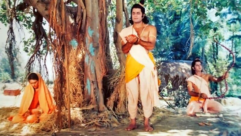 दीपिका ने वनवास के दौरान का एक सीन शेयर किया है, जिसमें राम, सीता और लक्ष्मण एक पेड़ के नीचे बैठे हुए हैं। इस दौरान लक्ष्मण जहां अपने धनुष को ठीक कर रहे हैं, वहीं राम सूर्य नमस्कार करते नजर आ रहे हैं। 