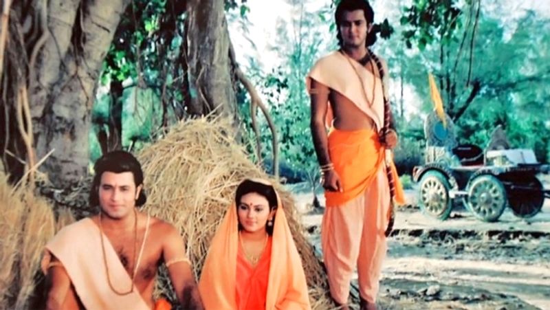 दीपिका के मुताबिक, इस सीन के दौरान हम लोग शूटिंग में बिजी थे और अपने डायलॉग याद कर रहे थे। तभी अचानक हमारे कैमरामैन अजीत नाइक वहां आए और बोले कि इस जगह को खाली कर दो और पेड़ के नीचे खड़े मत रहो।