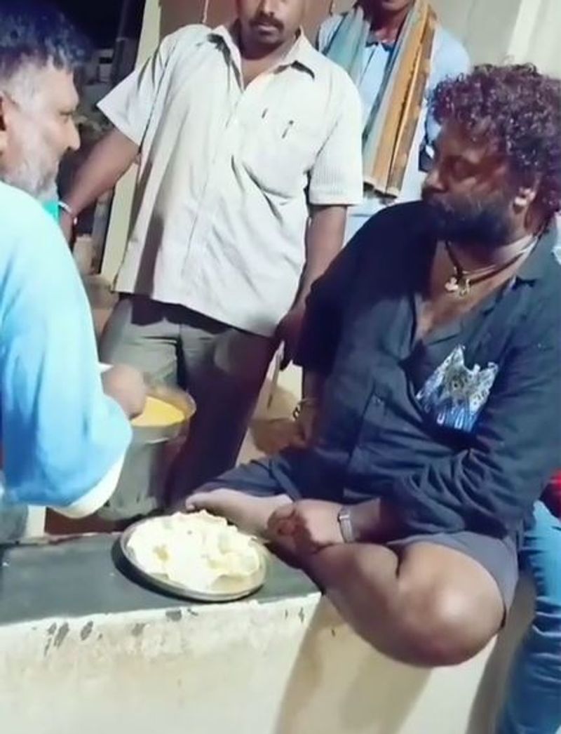 ಕೊರೋನಾದಿಂದ ಸಂಕಷ್ಟದಲ್ಲಿ ಸಿಲುಕಿಕೊಂಡಿರುವ ರಸ್ತೆ ವ್ಯಾಪಾರಿಗಳಿಗೆ ಸಹಾಯ ಆಗಬೇಕೆಂದು ಮನೆ ಮನೆಗೂ ಹೋಗಿ ಹಣ ಬೇಡುತ್ತಿರುವ ಹುಚ್ಚ ವೆಂಕಟ್.