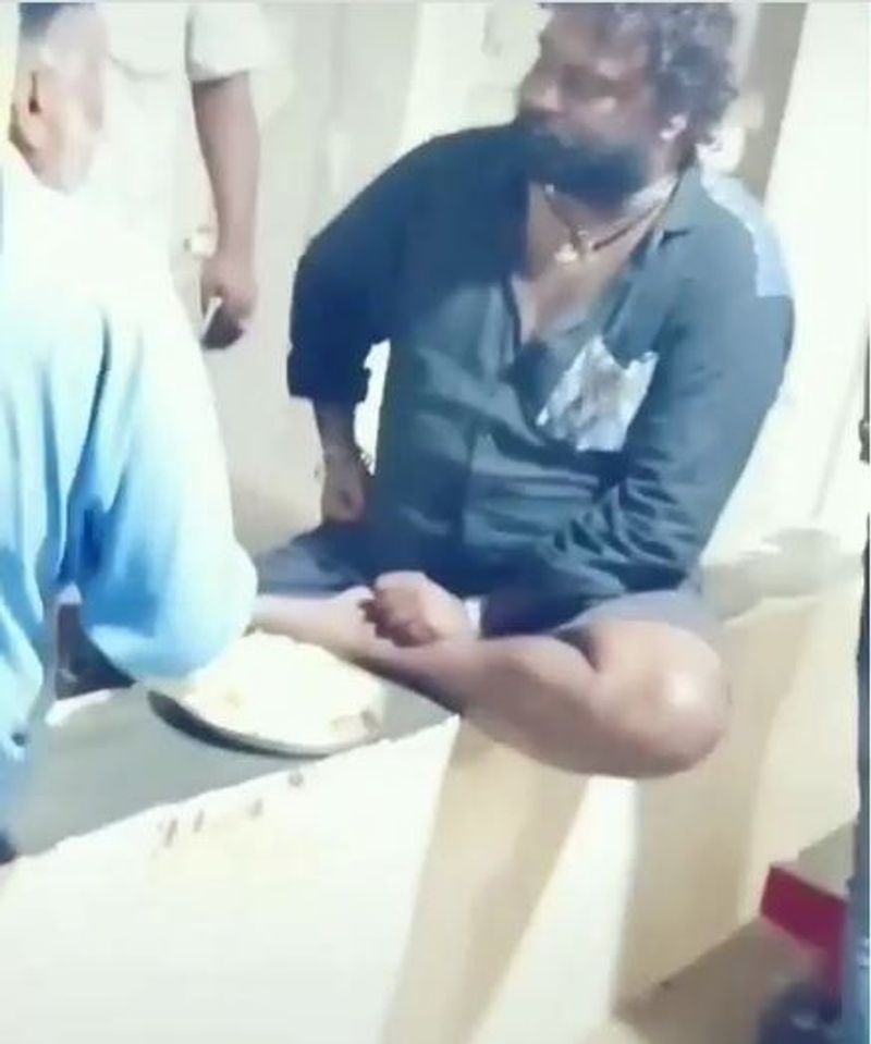ಶ್ರೀರಂಗಪಟ್ಟಣದಲ್ಲಿ ಹಣ ಬೇಡಿ ದೇವಸ್ಥಾನದ ಮೈದಾನದಲ್ಲಿ ಮಲಗುತ್ತಿದ್ದ ವೆಂಕಟ್ ಜನರಿಗೆ ತೊಂದರೆ ನೀಡುತ್ತಿದ್ದಾರೆಂದು ಗ್ರಾಮಸ್ಥರು ಪೊಲೀಸರಿಗೆ ದೂರು ನೀಡಿ ಊರಿಂದ ಹೊರಗೆ ಕಳುಹಿಸಿದ್ದಾರೆ.