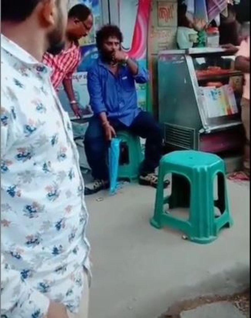 'ಕರ್ನಾಟಕಕ್ಕೆ ಗೊತ್ತಿದೆ ವೆಂಕಟ್ ವಿಚಿತ್ರ ಕಾಯಿಲೆಯಿಂದ ಬಳಲುತ್ತಿದ್ದಾರೆಂದು. ಆತನಿಗೆ ಸಹಾಯ ಮಾಡಿ ಆಗದಿದ್ದರೆ ಪೊಲೀಸರನ್ನು ಕರೆಸಿ ಆದರೆ ಹೀಗೆ ಮೃಗೀಯವಾಗಿ ಕೈ ಮಾಡಬೇಡಿ ಎಂದು ಮನವಿ ಮಾಡಿಕೊಂಡಿದ್ದಾರೆ.
