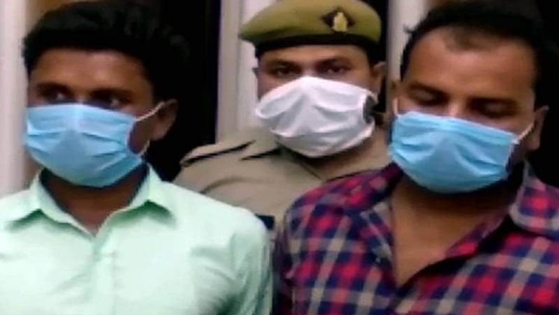 बिजनौर के गांव भीमपुरा में 2 दिन पहले सड़क किनारे गोली लगी मिले एक शख्स महावीर की हत्या के मामले का पुलिस ने खुलासा कर दिया है। पुलिस ने महावीर की हत्या करने वाले उसके दो दोस्तों को हत्या में प्रयुक्त तमंचा और मोटरसाइकिल को बरामद कर लिया है।
