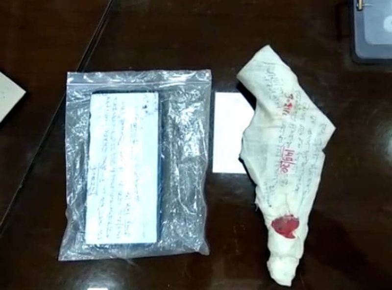 सुबह सड़क किनारे महावीर की लाश पड़ी मिली थी जिसके बाद पुलिस ने जांच करते हुए दोनों दोस्तों को गिरफ्तार कर लिया है। उनसे हत्या में प्रयुक्त तमंचा और बाइक भी बरामद कर ली। उसके बाद दोनों को जेल भेज दिया गया।