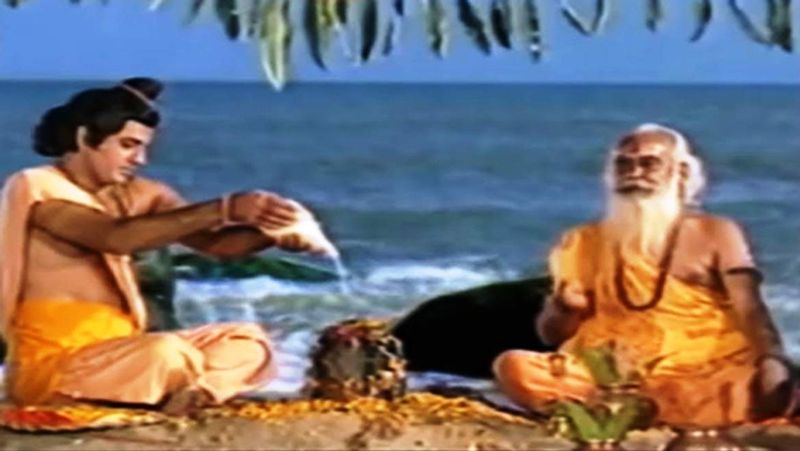 टीवी पर 'राम सेतु' वाले एपिसोड के टेलिकास्ट से पहले ही सुनील लहरी ने इसकी शूटिंग का किस्सा सुनाया है। उन्होंने ट्विटर पर शुक्रवार सुबह एक वीडियो शेयर किया। खास बात यह रही कि वीडियो में उन्होंने जो शर्ट पहनी है वो भी 'रामायण' सीरियल जितनी ही पुरानी है। यानी 33 साल पुरानी शर्ट।
