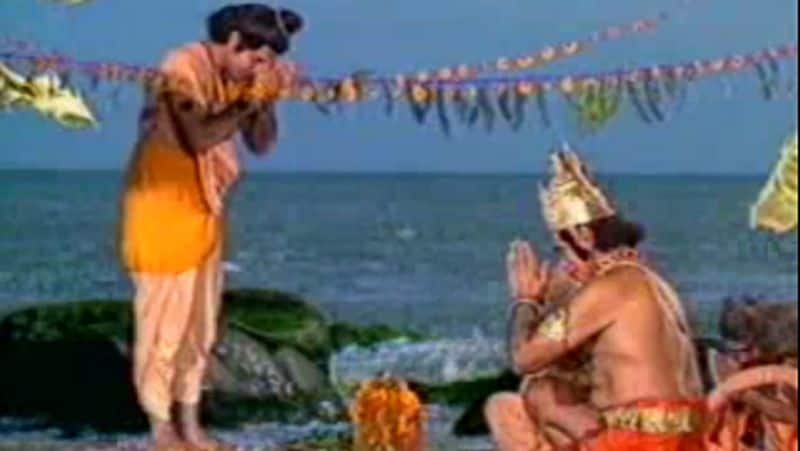 सुनील बताते हैं कि राम सेतु के सीन की शूटिंग के लिए रामानंद सागर ने चार कैमरे लगाए थे। तब तकनीक आज जितनी उन्नत नहीं थी, इसलिए ऐसे सीन को शूट करना मुश्किल काम था। सुनील बताते हैं कि जहां शूटिंग होनी थी वहां कोई पुल नहीं बना था बल्कि एक डेढ़ फीट का मिनिएचर बनाया गया था, जिसमें लकड़ी की प्लेट के ऊपर छोटे-छोटे पत्थर चिपकाए गए थे।
