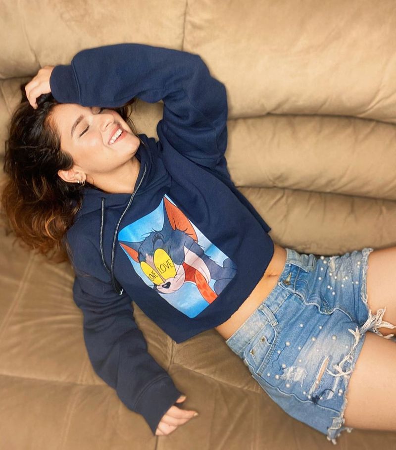 Actress Avneet kaur hot and cute photos