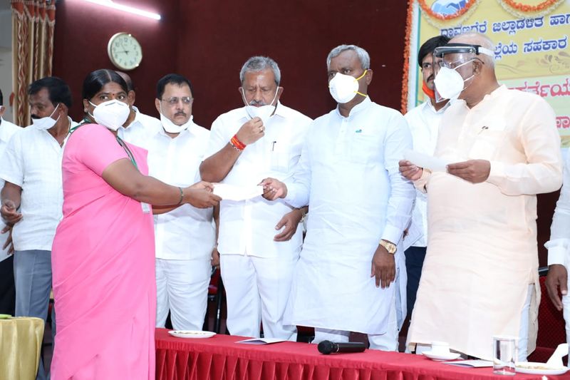 ರಾಜ್ಯ ಸರ್ಕಾರದ ಸಹಕಾರ ಇಲಾಖೆ ವತಿಯಿಂದ ಕೋವಿಡ್-19 ವಿರುದ್ಧ ಹೋರಾಡಿದ ಆಶಾ ಕಾರ್ಯಕರ್ತೆಯರಿಗೆ ಕೊಡಮಾಡುವ ತಲಾ 3 ಸಾವಿರ ರೂಪಾಯಿ ಸಹಾಯಧನ ವಿತರಣಾ ಕಾರ್ಯಕ್ರಮಕ್ಕೆ ಚಾಲನೆ ನೀಡಿದ ಎಸ್.ಟಿ.ಸೋಮಶೇಖರ್