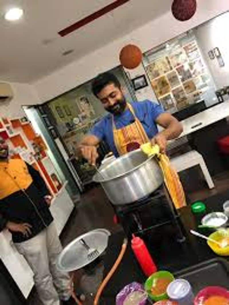 அந்த வகையில் தற்போது, லாக் டவுன் நேரம் என்பதாலும்... ஷூட்டிங் பணிகள் இல்லாததாலும், குடும்பத்திற்காக சமைத்து கொடுத்துள்ளார். இதுகுறித்த சில புகைப்படங்கள் வெளியாகி வைரலாகி வருகிறது.
