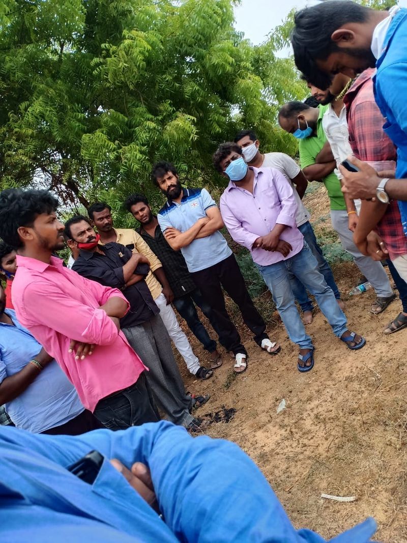 சந்தானத்தின் காமெடிக்கு என்று தனி ரசிகர்கள் பட்டாளமே உண்டு. பிற நடிகர்களைப் போலவே தன்னை வளர்த்துவிட்ட ரசிகர்கள் மீதும் சந்தானம் தனி மரியாதை வைத்துள்ளார். 