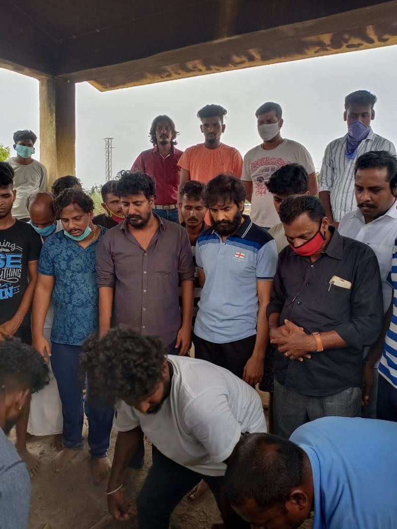 சமீபத்தில் ரசிகர் மன்ற நிர்வாகி ஸ்ரீபெரும்புதூரில் உள்ள குமாரவேல் என்பவரது தந்தையின் இறுதிச்சடங்கில் பங்கேற்ற சந்தானம் பங்கேற்றார். 