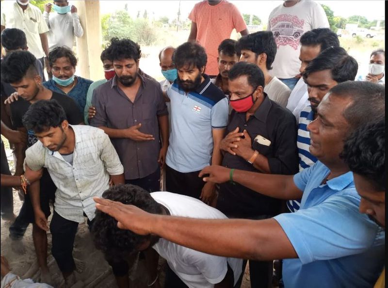 ரசிகரின் தந்தையின் உயிரற்ற உடலைப் பார்த்த சந்தானம் கண்ணீர் விட்டு கதறி அழுதது நெஞ்சை உலுக்கும் விதமாக இருந்தது. 