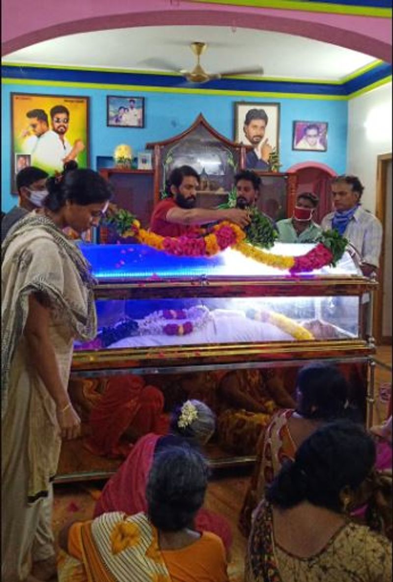 சந்தானத்தின் காமெடிக்கு என்று தனி ரசிகர்கள் பட்டாளமே உண்டு. பிற நடிகர்களைப் போலவே தன்னை வளர்த்துவிட்ட ரசிகர்கள் மீதும் சந்தானம் தனி மரியாதை வைத்துள்ளார்.
