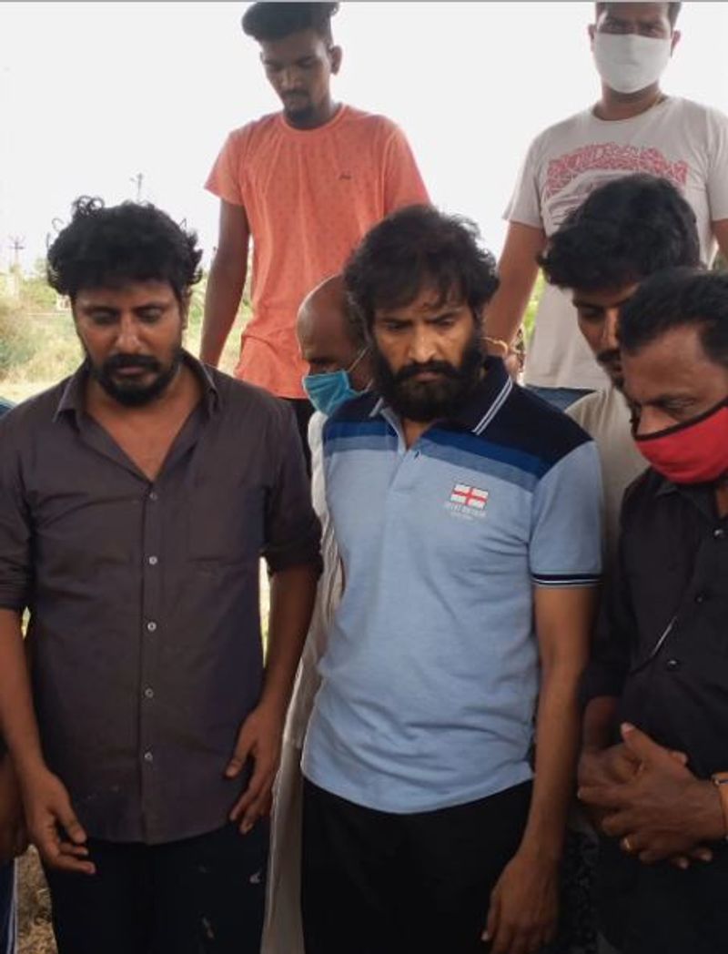 ஆனால் இந்த நிகழ்வில் பங்கு கொண்ட சந்தானத்தின் தோற்றம் ரசிகர்களுக்கு பல்வேறு கேள்விகளை எழுப்பியுள்ளது. காரணம் நீண்ட தாடி, சற்று இளைத்து போன தோற்றம் என பார்க்கவே பரிதாபமாக காட்சியளித்தார்.இதைப் பார்த்த ரசிகர்கள் சந்தானத்திற்கு ஏதாவது பிரச்சனையா? என்று கவலை அடைந்துள்ளனர். 