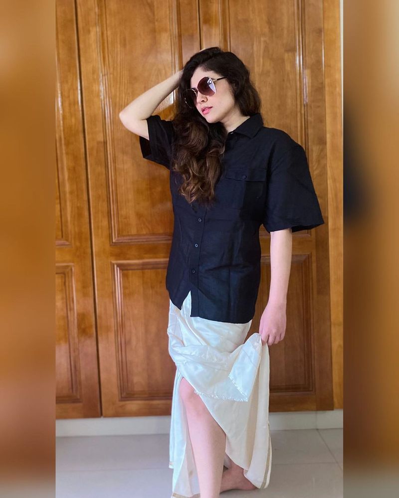 இந்த போட்டோஸ் உடன் “எனது தாய் தனது உடைகளை தர மறுக்கிறார் எனவே தந்தையின் உடைகளை எடுத்துக் கொண்டேன்" என்று பதிவிட்டுள்ளார். 