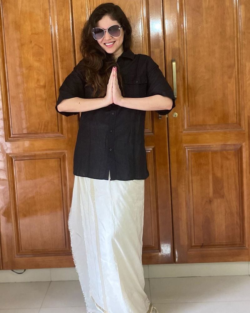 வாவ்...! சொல்ல வைக்கும் ஷெரினின் அந்த அசத்தல் லுக் சோசியல் மீடியாவில் லைக்குகளை குவிக்கிறது. 