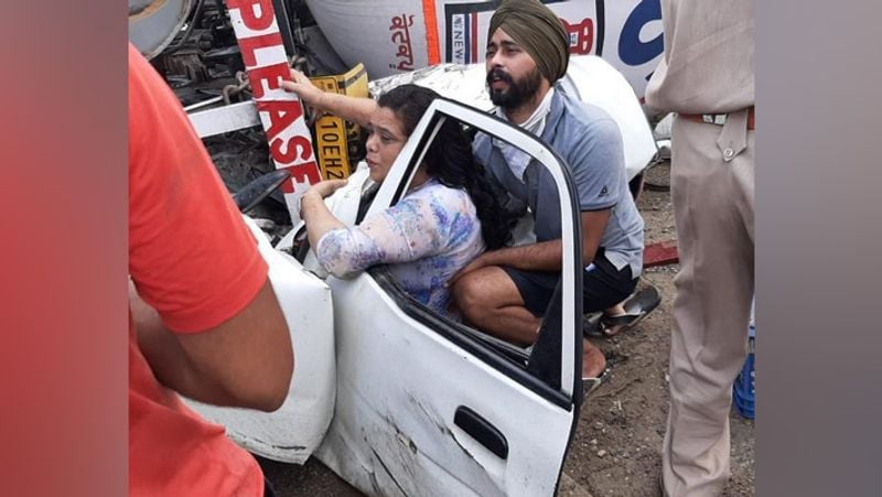 गैस का टैंकर नकोदर की तरफ जा रहा था। तभी वो अनियंत्रित होकर कार पर जा गिरा। कार में डिप्स स्कूल की लेडी पीआरओ भी बैठी थीं। एक्सीडेंट में कार ड्राइवर और पीआरओ की मौत हो गई। वहीं, डिप्स स्कूल की प्रिंसिपल ज्योति कार में फंस गई। उन्हें बड़ी मुश्किल से जेसीबी की मदद से बाहर निकाला जा सका।