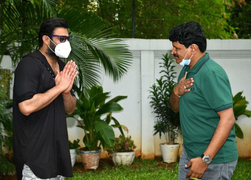 பிரபாஸ் தனது மாமா கிரிஷாம் ராஜுவிடமிருந்து கிரீன் இந்தியா சவாலை ஏற்றுக்கொண்டு தனது வீட்டில் கொல்லைப்புறத்தில் மரக்கன்றுகளை தற்போது நட்டுள்ளார். மரம் நடுவதற்கு தயாராக வரும் பிரபாஸ்.