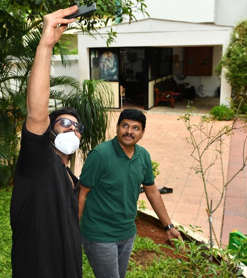 மரம் நடுவதற்கு அணைத்து பணிகளையும் செய்தவருடன் இனிதே ஒரு செல்பி