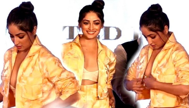 ইয়ামি গৌতমঃ ইয়ামি গৌতাম একটি অনুষ্ঠানের আগে নিজের পোশাক নিয়ে ঝামেলায় পড়েছিলেন। অন্তর্বাসের উপর কেবলমাত্র একটি কোট পরে ম্যালফাংশনের শিকার হতে হয়েছিল তাঁকে। অনুষ্ঠানটি শুরু হওয়ার আগেই বারে বারে অন্তর্বাস ঠিক করতে দেখা যায় তাঁকে।