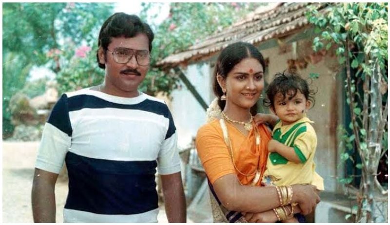 'முந்தானை முடிச்சி' படத்தில் படத்தில் சுஜிதா குழந்தை நட்சத்திரமாக நடித்த புகைப்படம் இது. நடிகை ஊர்வசி கையில் சும்மா ஜம்முனு உட்காந்து இருக்காங்க பாருங்க.