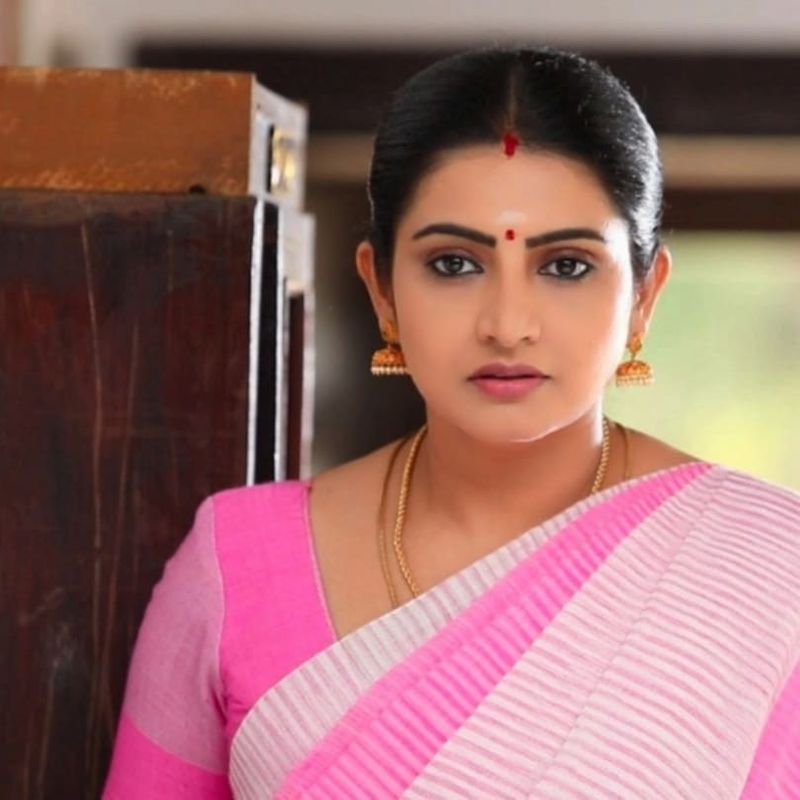 நடிகை சுஜிதா இப்போது இல்லத்தரசிகளின் மனம் கவர்ந்த சீரியல் நடிகையாக வலம் வந்து கொண்டிருக்கிறார். குழந்தை நச்சரியமாக தன்னுடைய திரையுலக பணியை துவங்கினாலும் இவரால் கதாநாயகி என்கிற இடத்தை பிடிக்கமுடியவில்லை.