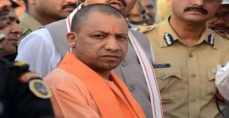 सीएम आवास को विस्फोट से उड़ाने की धमकी मिलने के बाद से पुलिस हाई अलर्ट पर आ गई। लखनऊ में तो जगह-जगह पर वाहनों की चेकिंग शुरू कर दी गई है। इस प्रकरण में पुलिस छानबीन में लगी है। लखनऊ के गौतमपल्ली थाने में रिपोर्ट कराने के निर्देश के साथ एटीएस को भी जांच में लगाया गया है।
