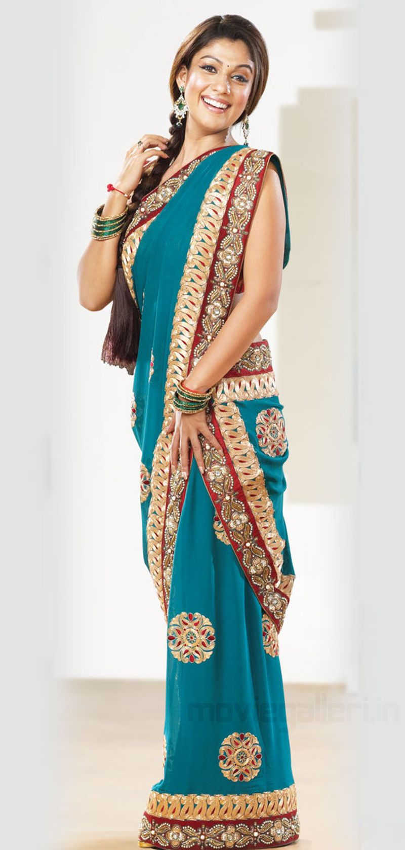 நம்ம லேடி சூப்பர் ஸ்டாரை எந்த உடையில் பார்த்தாலும் அழகு தான்பா