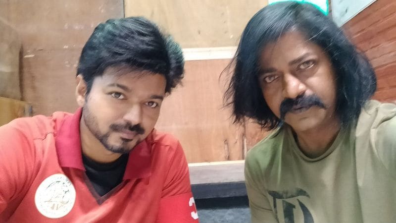 நடிகர் விஜயுடன், பிகில் ஷூட்டிங் ஸ்பாட்டில் எடுக்கப்பட்ட புகைப்படம்.