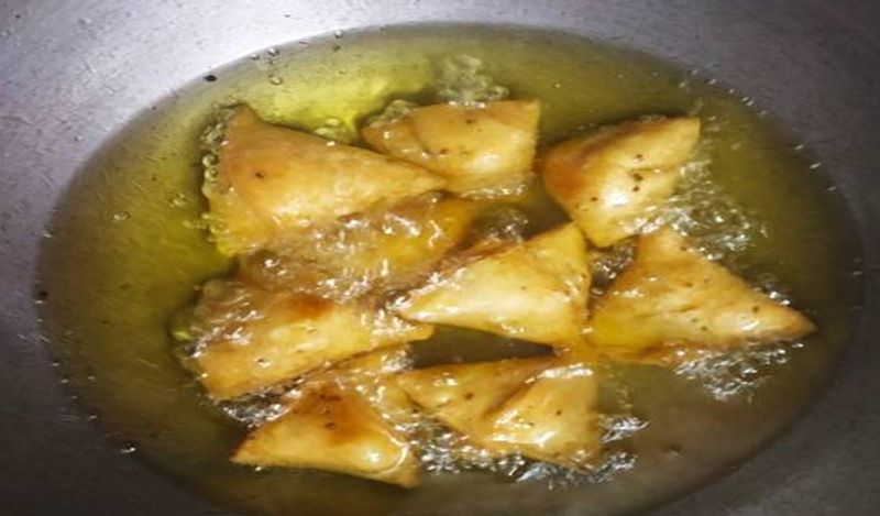 <p>समोसों को अच्छे तरह से पलटते रहे। गोल्डन ब्राउन होने पर समोसों को निकाल लें। इन्हें ठंडा करके फ्यूचर के लिए सेव कर लें। <br />
</p>