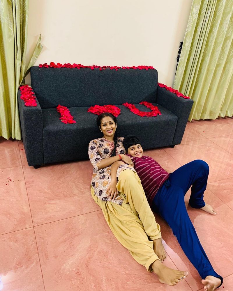 மகன் மீது அளவில்லா பாசத்தை வைத்திருக்கும் நவ்யா 