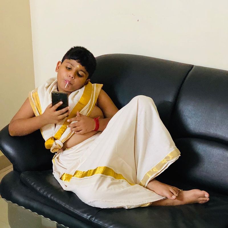 வாவ் செம்ம கியூட்... வாயில் லாலி பாப் வைத்து கொண்டு குழந்தை செய்யும் சேட்டை 