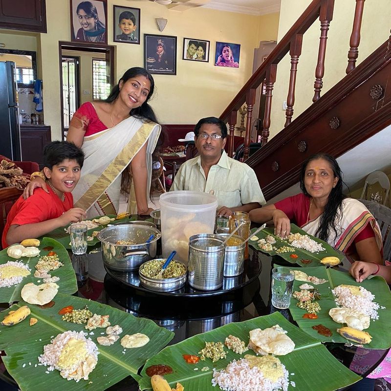 விசேஷ நாட்களில் குடும்பத்தோடு அமர்ந்து சாப்பிடுவதே தனி உணர்வு தான் 