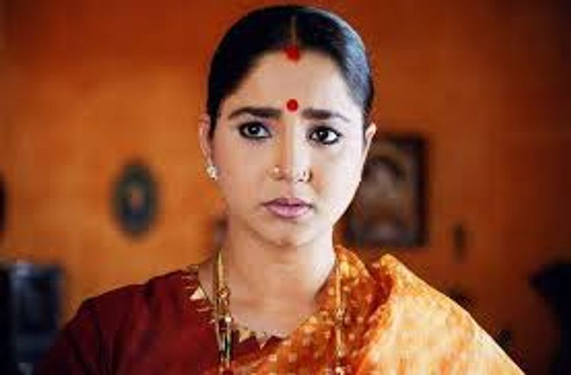 அப்போதைக்கு மற்றொரு முன்னணி நடிகரின் படத்தில் இவர் பிஸியாக நடித்து கொண்டிருந்ததால் இந்த படத்தில் தன்னால் நடிக்க முடியாது என்று கூறி விட்டாராம்.